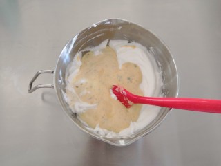 海苔肉松戚风蛋糕,将翻拌均匀的蛋糊倒入剩下的蛋白里。