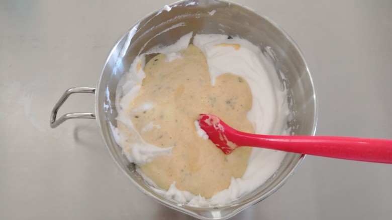 海苔肉松戚风蛋糕,将翻拌均匀的蛋糊倒入剩下的蛋白里。