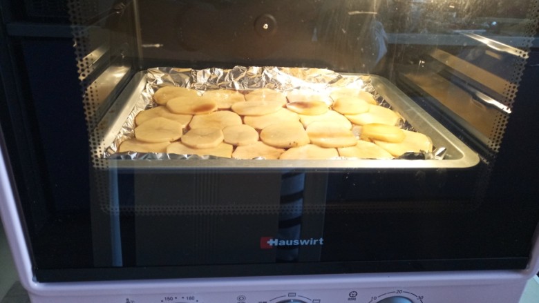香辣孜然土豆片烤箱版,放入烤箱200度烤20分钟