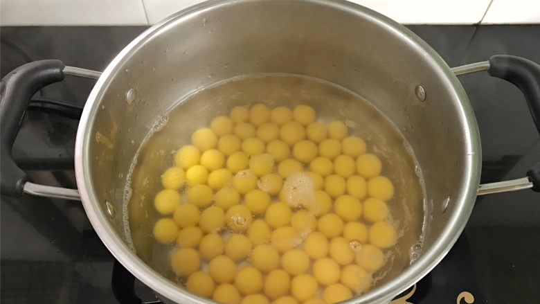 红豆沙南瓜小圆子,取一锅，放入适量水，煮开后把做好的南瓜小圆子放入锅中。