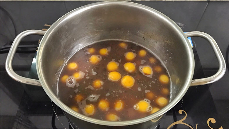 红豆沙南瓜小圆子,把捞出的小圆子放入煮好的红豆沙的锅中，拌匀就可以出锅了。