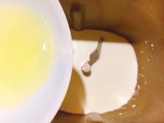 中种北海道吐司,取出面包机，将中种面团原料混合，首先先将液体倒入，牛奶，淡奶油，蛋清，
