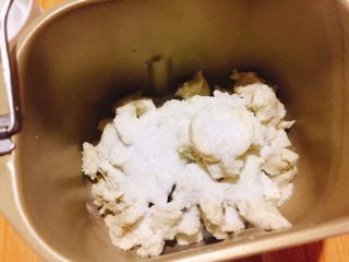 中种北海道吐司,将发酵好的中种面团撕成小块，加入主面团所有原料，除了黄油