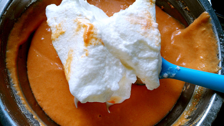 胡萝卜戚风,取三分之一蛋白霜加入蛋黄糊中搅拌均匀