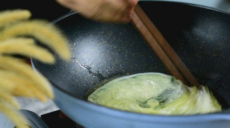做法真的很简单！味道真的超乎想象的美味！“本帮赛螃蟹”,起油锅，将蛋白倒入锅中，快速划散