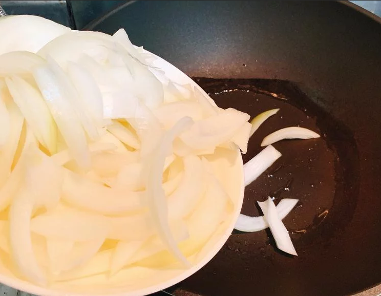 味噌酱烧杏鲍菇,平底锅倒入适量油，以中火热锅，放入洋葱