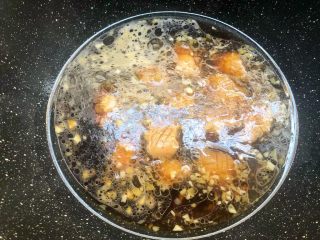 美味鲍鱼,再倒入一小碗水烧开，放入适量蚝油，适量生抽调匀，然后放入鲍鱼煮3分钟。