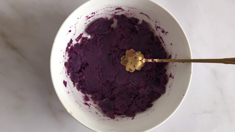 紫薯牛奶小方,放入碗中用小勺压成泥