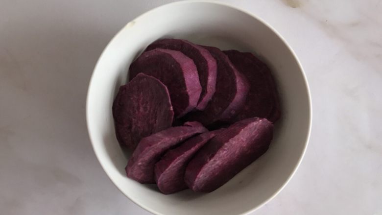 紫薯牛奶小方,紫薯切片上锅蒸熟