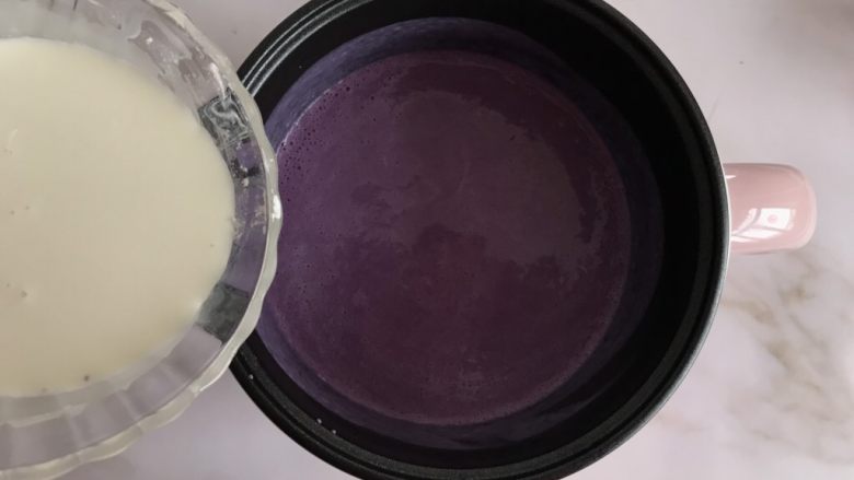 紫薯牛奶小方,在加入玉米淀粉糊，不停的搅拌