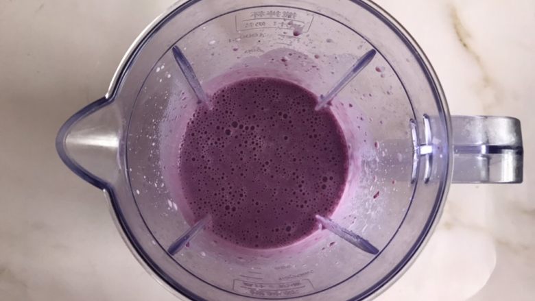 紫薯牛奶小方,倒入榨汁机中打成紫薯糊
