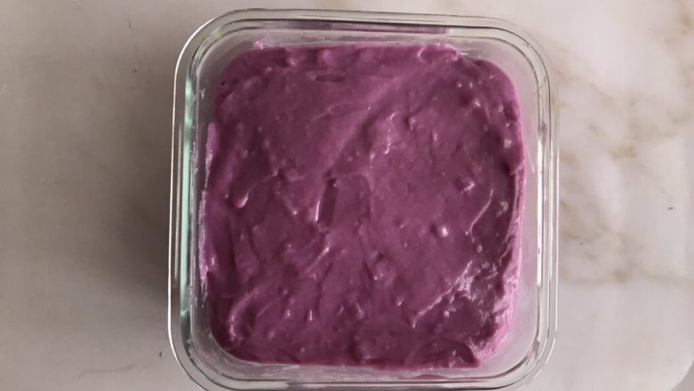 紫薯牛奶小方,倒入紫薯牛奶糊冷却后放进冰箱冷藏2小时左右