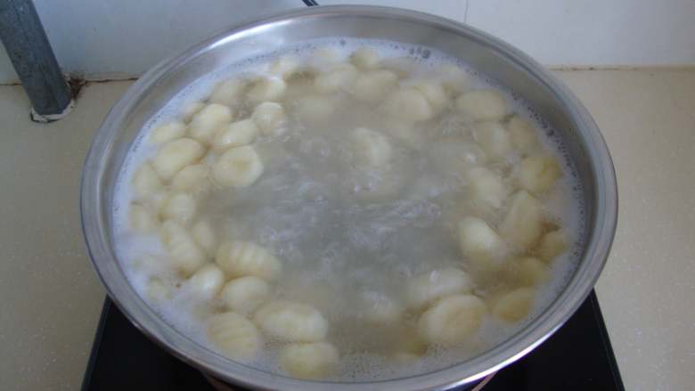意式土豆面团,土豆面团加盐煮至浮起