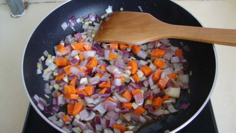 意式土豆面团,橄榄油炒香洋葱、蒜、胡萝卜