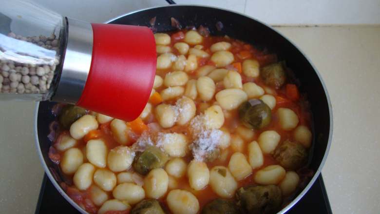 意式土豆面团,加盐、胡椒粉调味