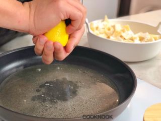 芝士火锅,檬切半, 挤半个柠檬汁入锅, 与白酒煮到起小泡.