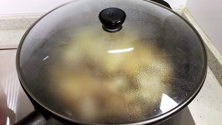 豆豉白菜酱油肉,翻炒均匀之后盖上锅盖，转中小火焖煮2.3分钟