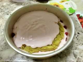 草莓慕斯抹茶蛋糕8寸,再同样方法把慕斯液倒到模具，铺满。