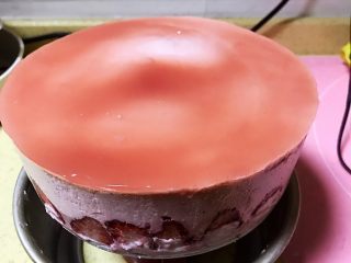 草莓慕斯抹茶蛋糕8寸,吹风机把模具边缘吹一下，方便脱模，用杯子在活底模具中一顶蛋糕即可。