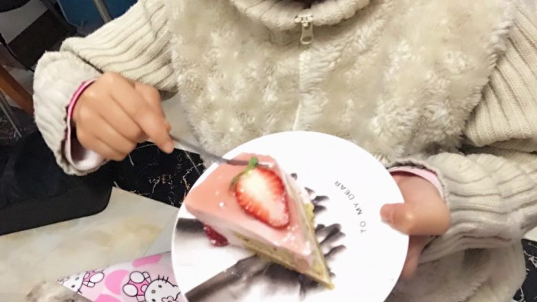 草莓慕斯抹茶蛋糕8寸,女儿吃得很开心。