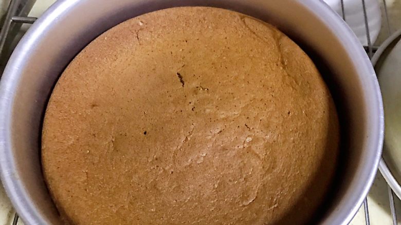 草莓慕斯抹茶蛋糕8寸,晾凉抹茶蛋糕胚期间可以制作慕斯糊。我用是吉利丁粉，吉利丁片也可以，吉利丁粉倒到牛奶中，搅拌均匀一下。