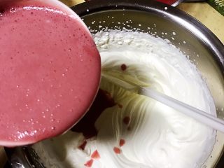 草莓慕斯抹茶蛋糕8寸,把草莓牛奶糊倒入打发后的淡奶油中