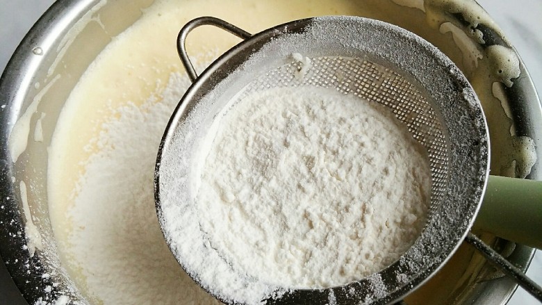 脆皮小蛋糕,加入油，水，顺便筛入1/3低粉。