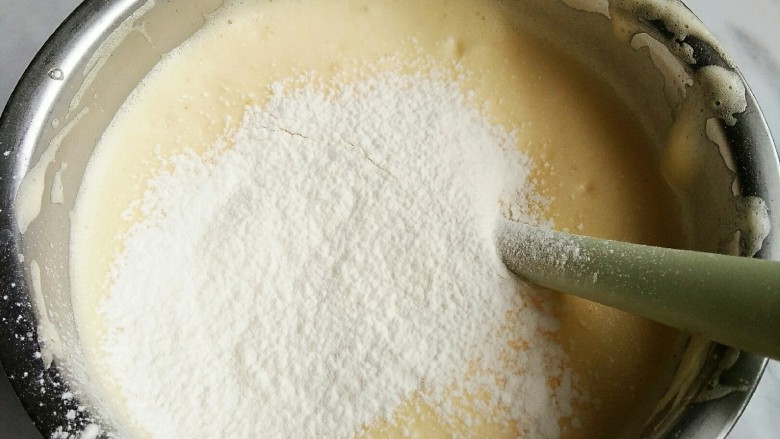 脆皮小蛋糕,低粉记得筛薄薄的一层，翻拌均匀后，加剩余的。（一共分三次筛入即可。）
