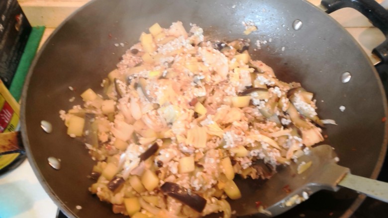 土豆茄子双肉焖饭,放入之前淘好沥干水的大米，关火搅拌