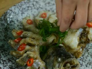 清蒸鲈鱼，鲜嫩爽滑又营养健康,摆上小米椒和葱丝。