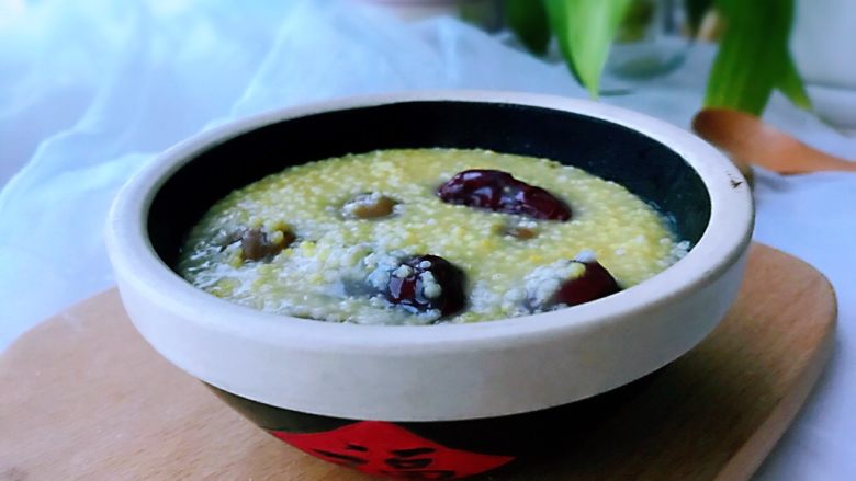 红枣桂圆小米粥,一碗甜甜糯糯的红枣桂圆粥就好了，简单又美味。