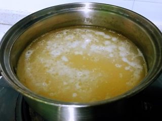 红枣桂圆小米粥,先将锅中水烧上，清洗后的小米倒入，桂圆去皮加入，大火煮开转小火熬煮20分左右。