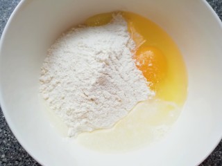 早餐华夫饼,将松饼粉放入大碗中，打入鸡蛋，加入纯净水。