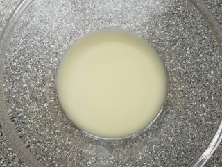 玉米粉窝窝头,温水加入发酵粉和糖混合均匀。