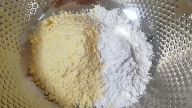 月牙蒸饺,按配方量准备好新良玉米饺子粉和新良澄粉。