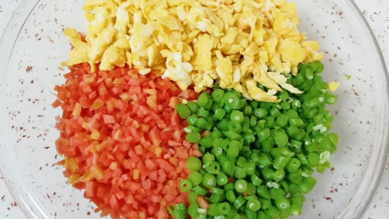 月牙蒸饺,<a style='color:red;display:inline-block;' href='/shicai/ 2559'>红萝卜</a>和豇豆切碎放在盆里，加入炒好的鸡蛋。