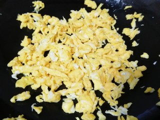 月牙蒸饺,土鸡蛋打散，炒锅内倒适量的食用油烧热，下入蛋液快速划炒定型盛出备用。