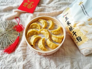 月牙蒸饺,旁边摆个中国结，显得特别喜庆。