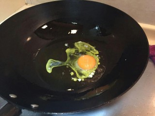 荷包蛋鸡毛菜汤🍃,锅中倒入一点油，打入鸡蛋