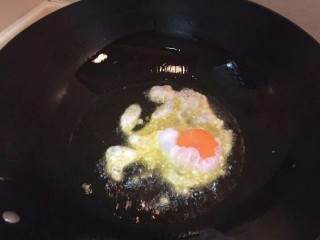 荷包蛋鸡毛菜汤🍃,中火煎荷包蛋。煎两面金黄。