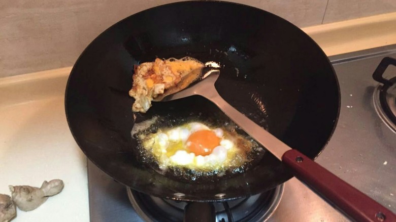 荷包蛋鸡毛菜汤🍃,煎三个鸡蛋，盛出