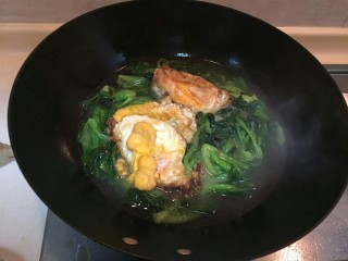 荷包蛋鸡毛菜汤🍃,锅中放入一碗水，把鸡蛋放入锅中，煮开。