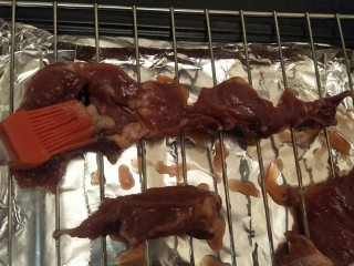 ＃猪里脊＃绝世好叉烧-港式叉烧,把腌制好的肉放入烤架上，两面刷上蜂蜜。