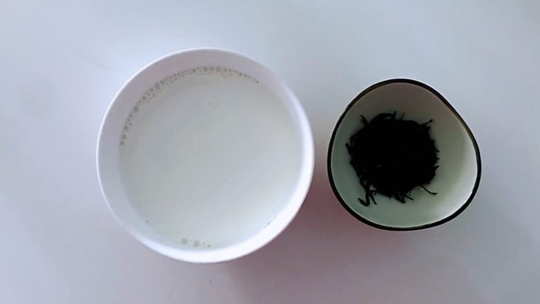 奶茶,准备好材料。红茶用的是茶叶，味道会更香浓，如果没有现成的用红茶包也可以。