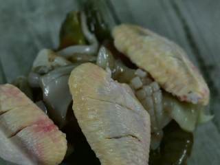 注意：米饭杀手来了！,虾和鱿鱼放入碗中，鸡翅表面划开后放入碗中。