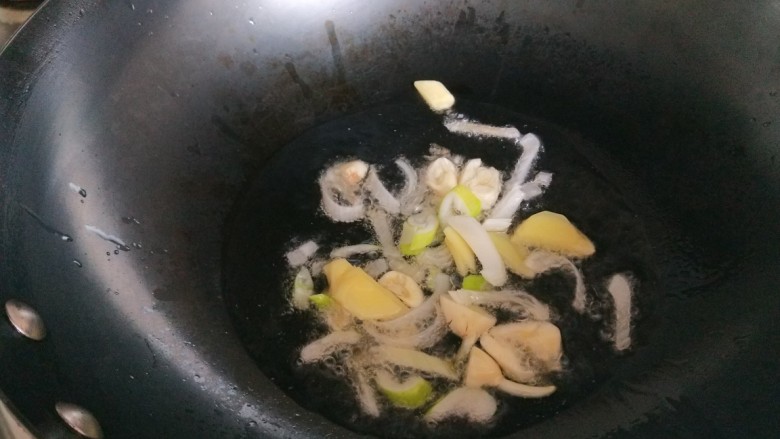 创意菜谱  爆炒五样菜,锅中倒入适量油烧七成热放入葱姜蒜。