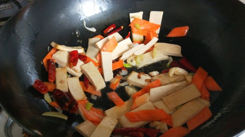 创意菜谱  爆炒五样菜,倒入白干胡萝卜炒均匀。
