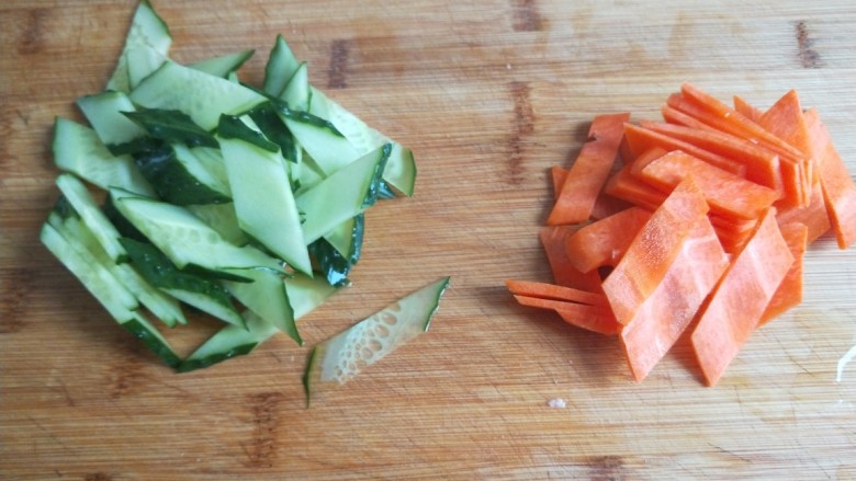 创意菜谱  爆炒五样菜,黄瓜洗干净切成零形片，胡萝卜去皮切片。