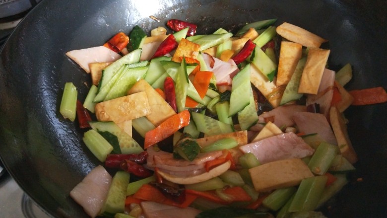 创意菜谱  爆炒五样菜,加入鸡精炒均匀即可出锅。