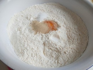 白香菇猪肉包子  新文美食,面粉300克，加入一个鸡蛋，3克酵母，适量白糖，适量盐。
